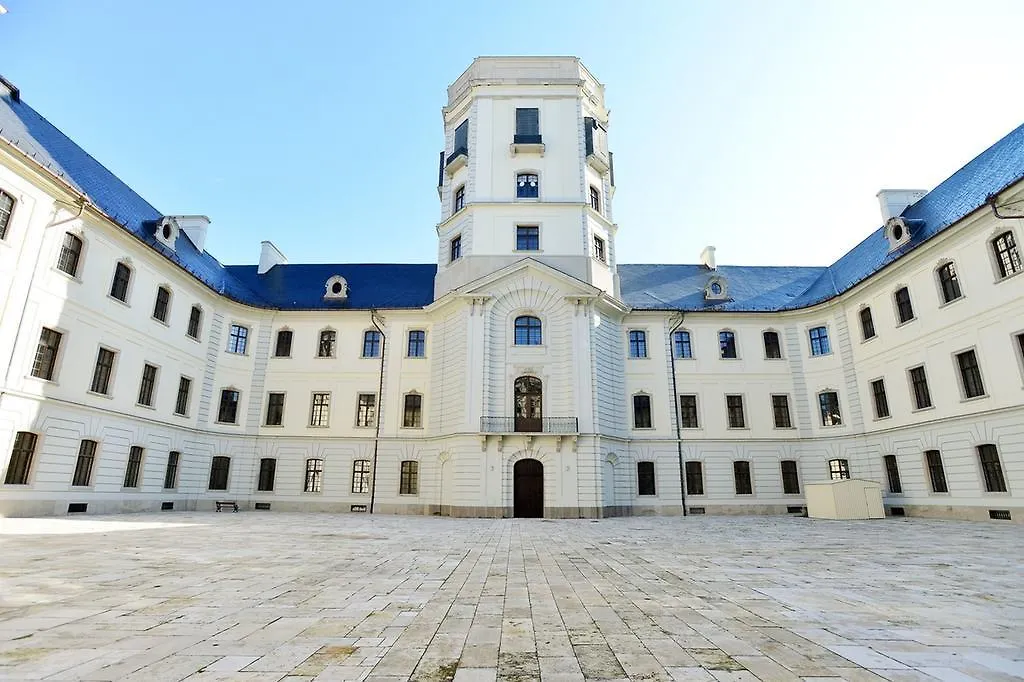 Borostyan Vendeghaz Eger Hotel 0*,